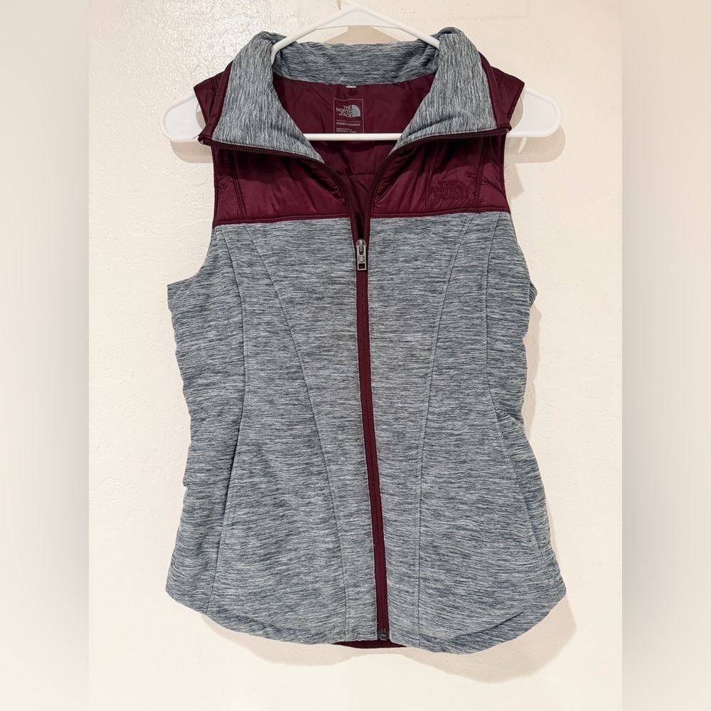 The North Face Pseudio Women’s Gray Burgundy Full Zip Performance Vest Size XS